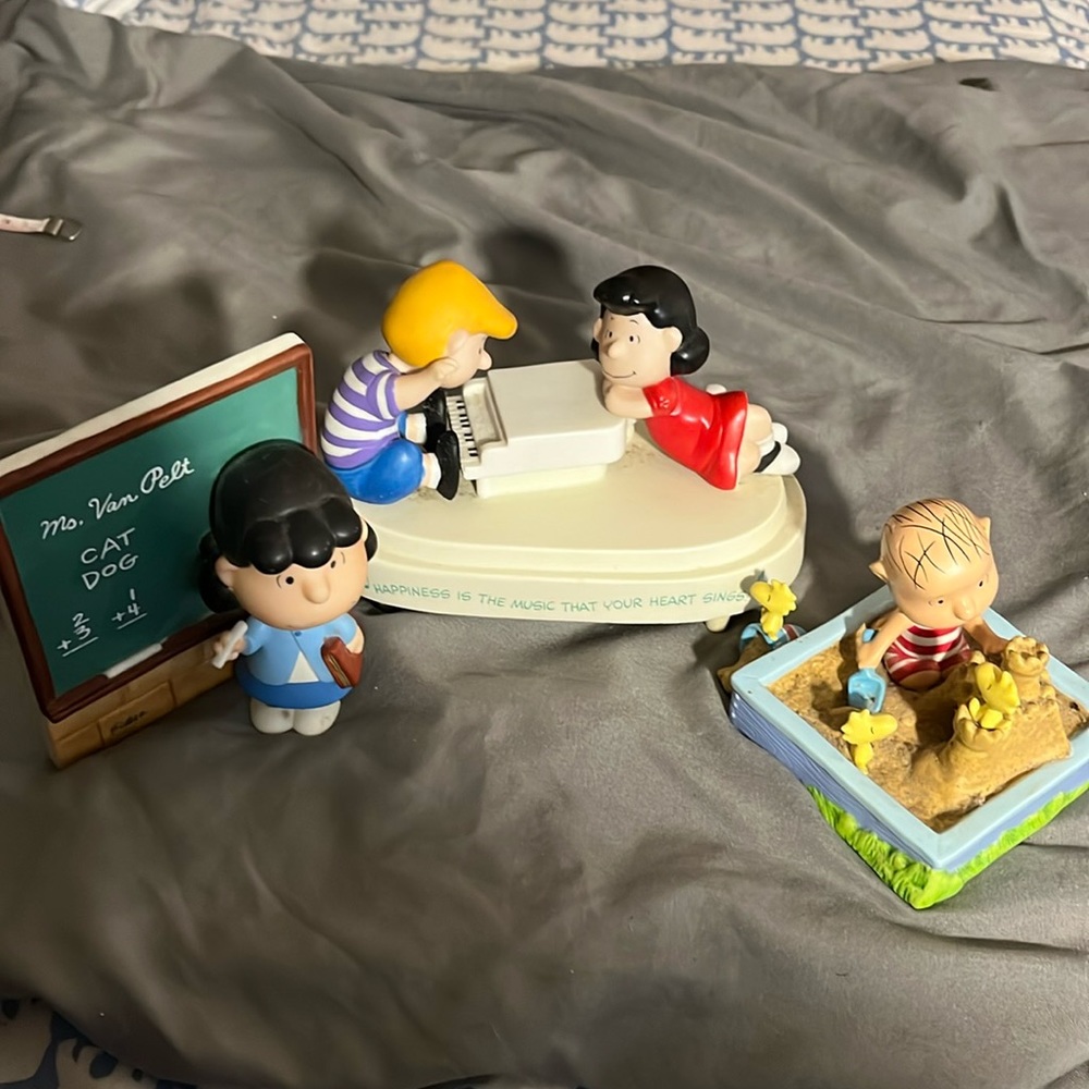 Lot of Hallmark numbered peanuts figures